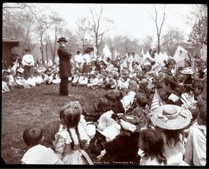 Kinderen kijken naar een entertainer op Arbor Day in Tompkins Square Park, New York, 1904